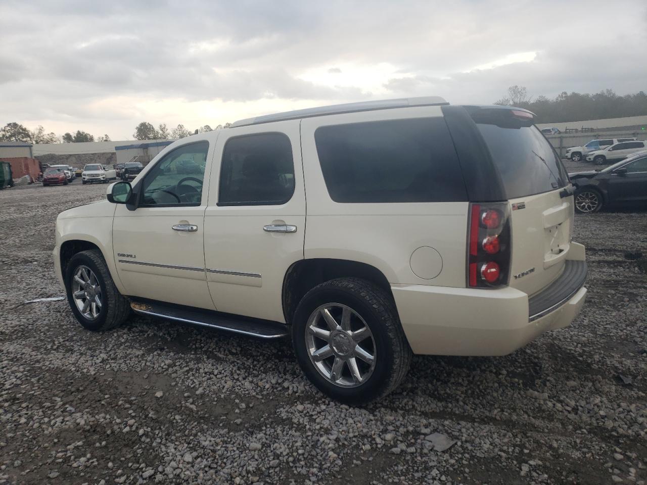 2014 GMC Yukon - Image 2