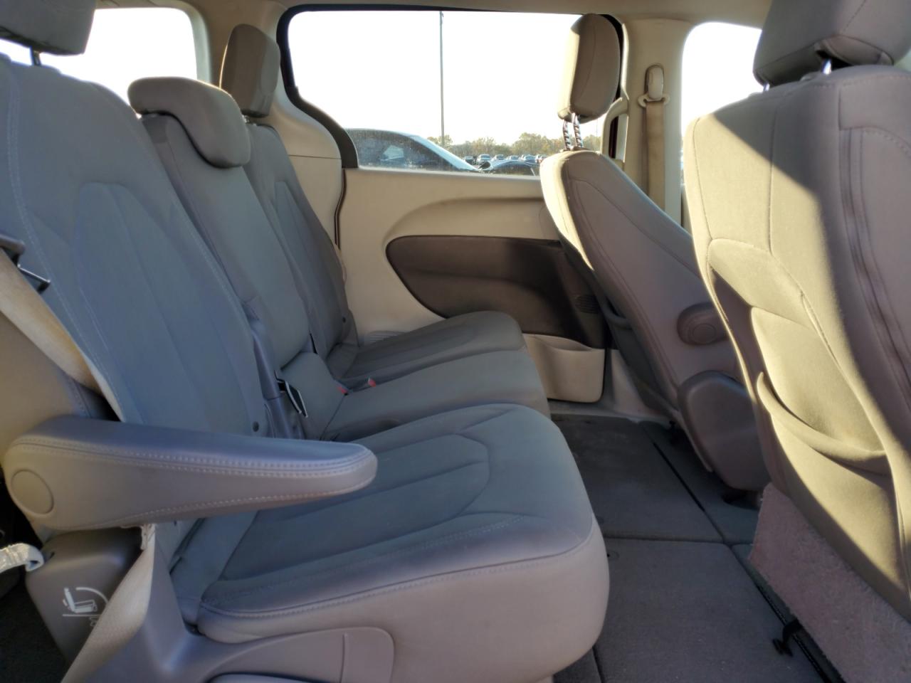 2019 Chrysler Pacifica - Image 11