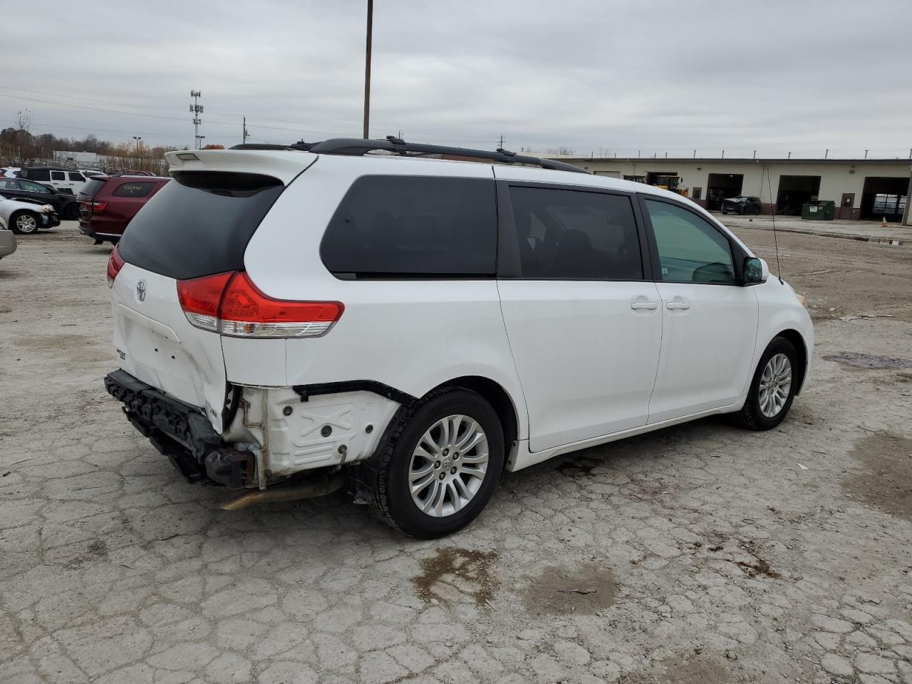 2012 Toyota Sienna - Image 3