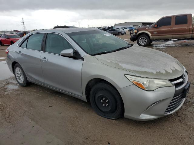 Sedans TOYOTA CAMRY 2016 Srebrny