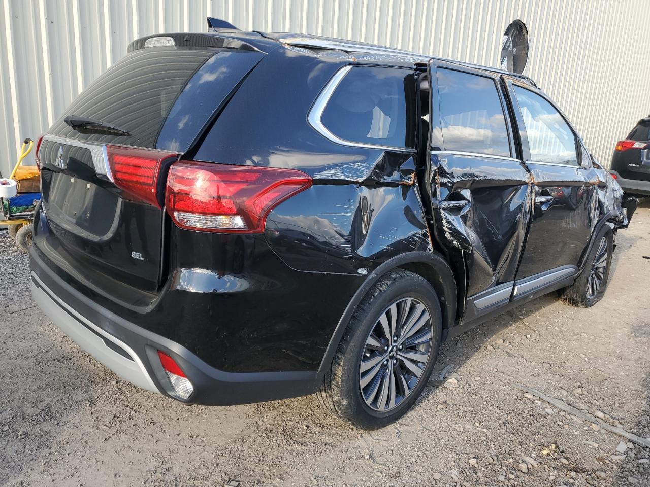 2020 Mitsubishi Outlander - Image 3