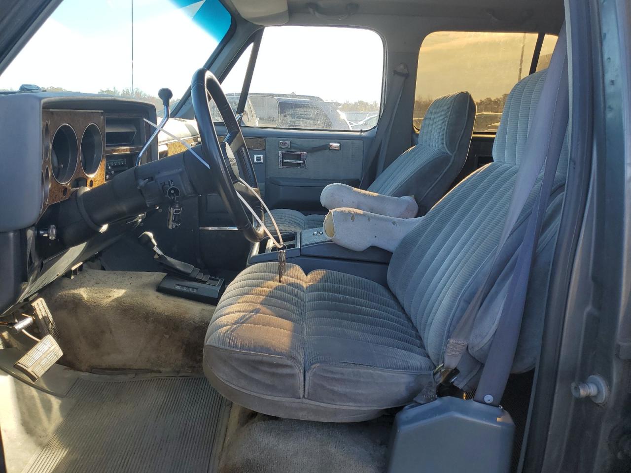 1990 Chevrolet Suburban V1500 VIN: 1GNEV16K4LF109799 Lot: 80185334