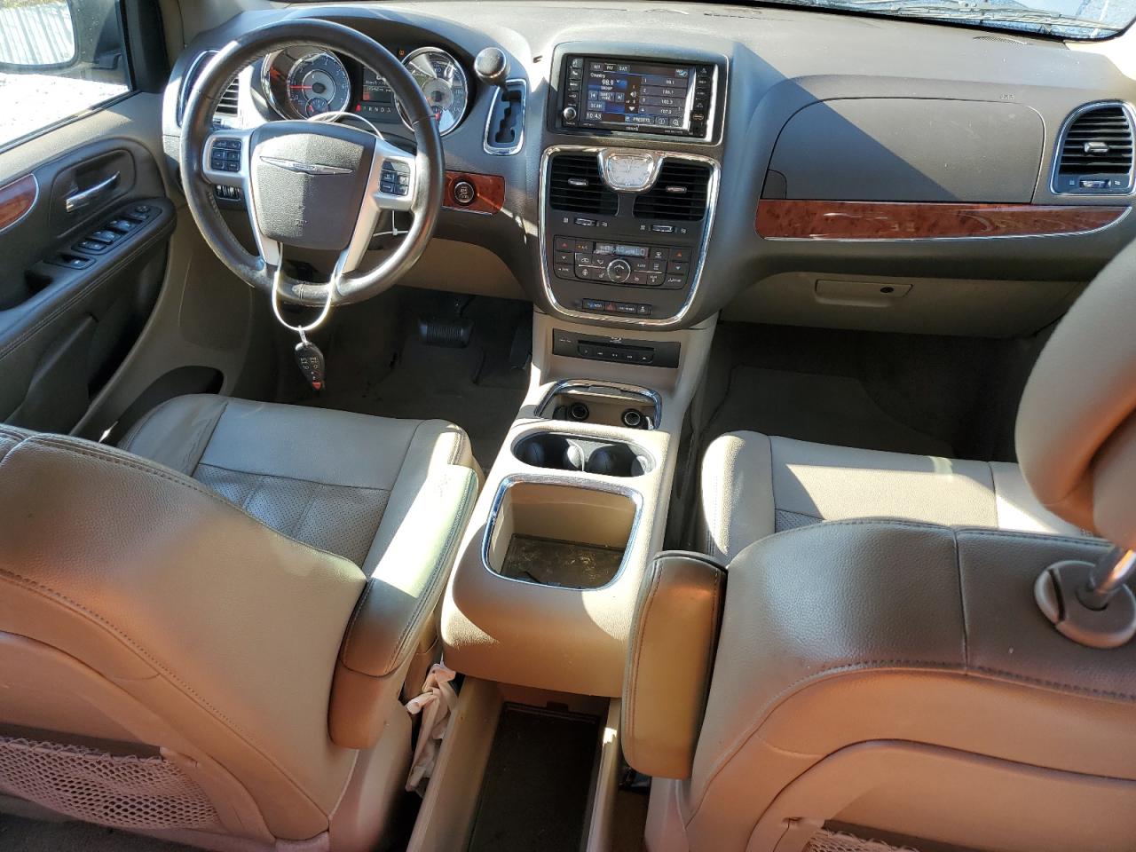 2014 Chrysler Town & Country - Image 8