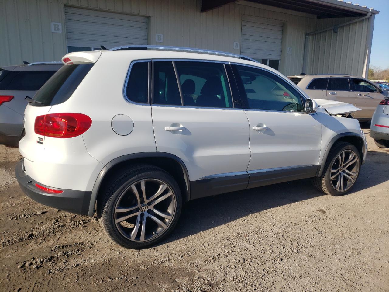 2017 Volkswagen Tiguan - Image 3