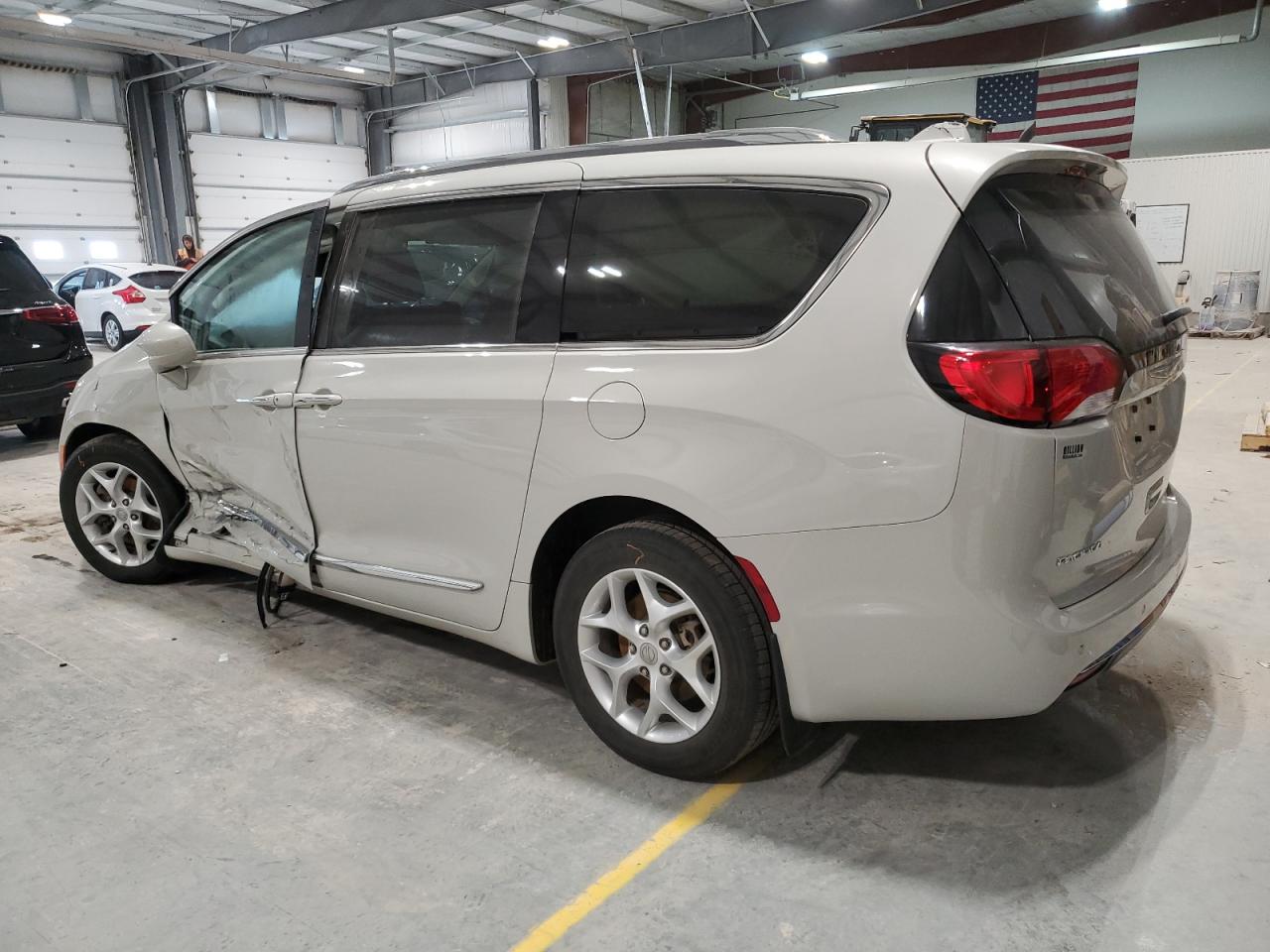 2017 Chrysler Pacifica - Image 2