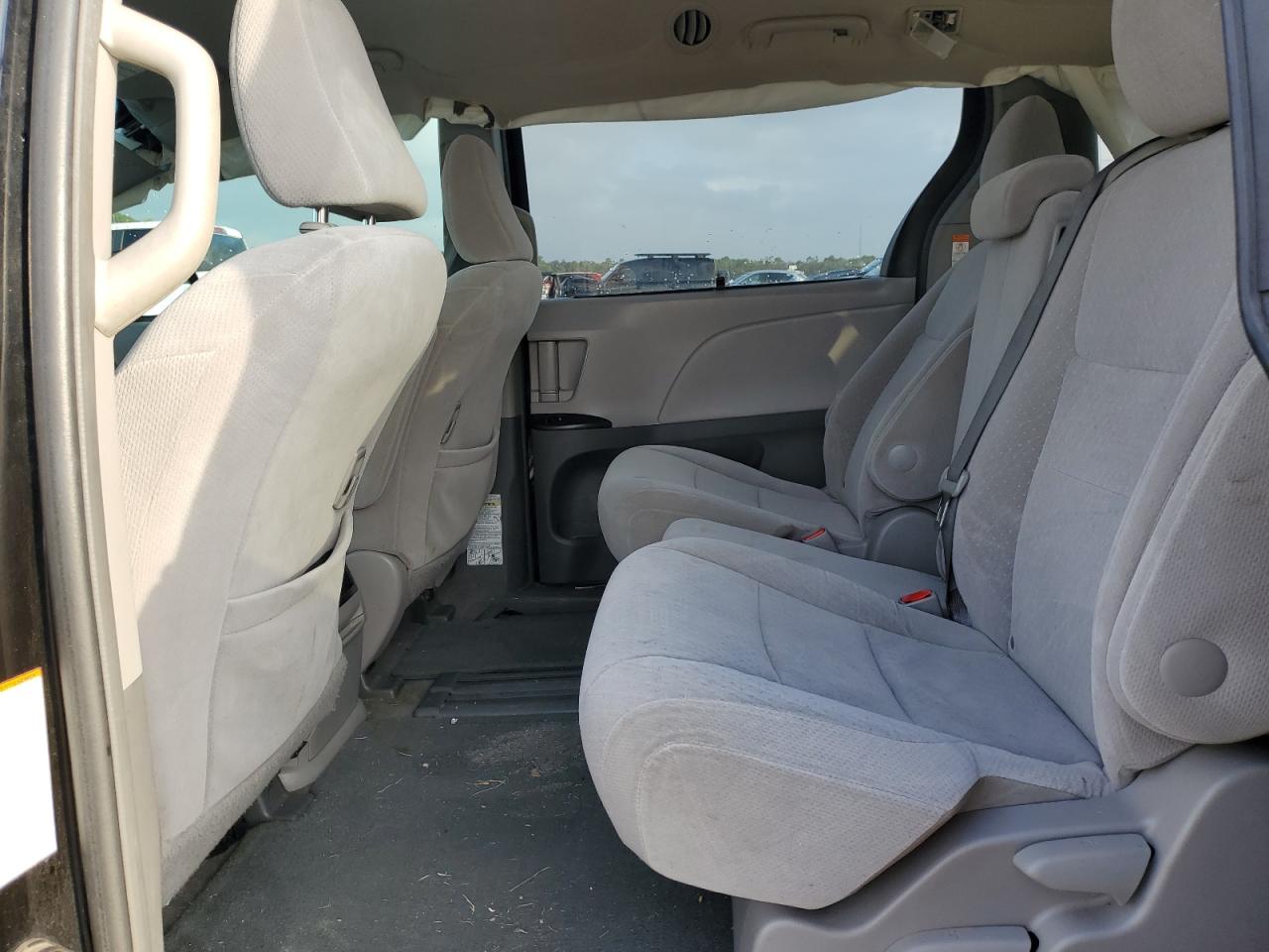 2017 Toyota Sienna - Image 11
