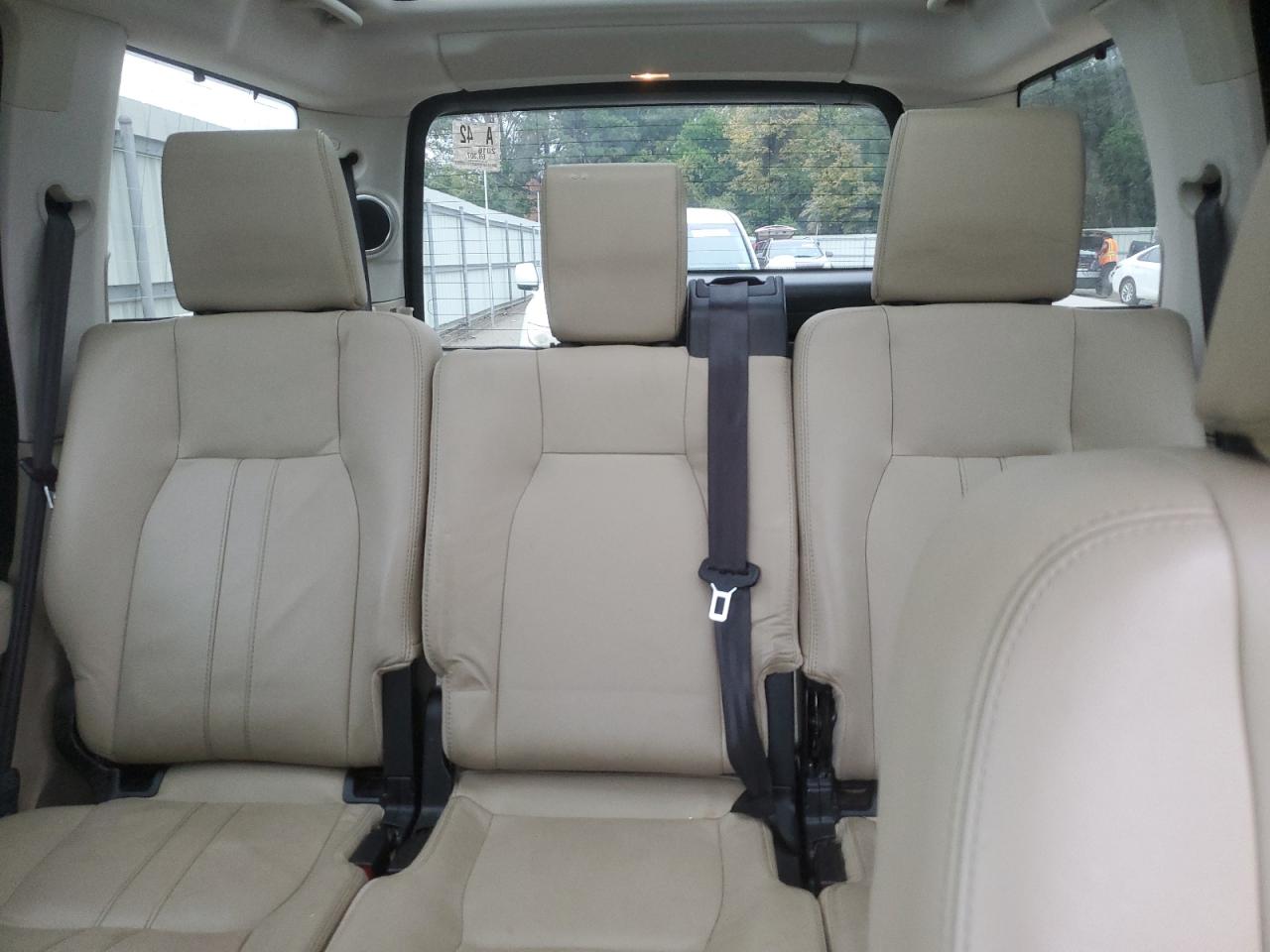 2016 Land Rover LR4 - Image 10