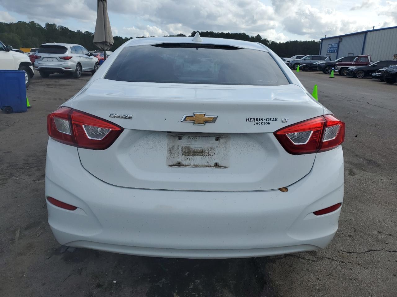 2018 Chevrolet Cruze - Image 6
