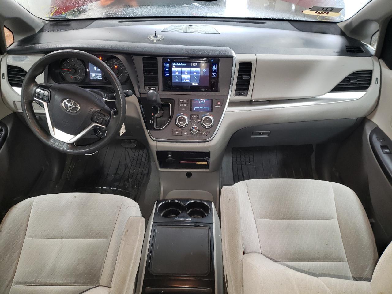 2017 Toyota Sienna - Image 8