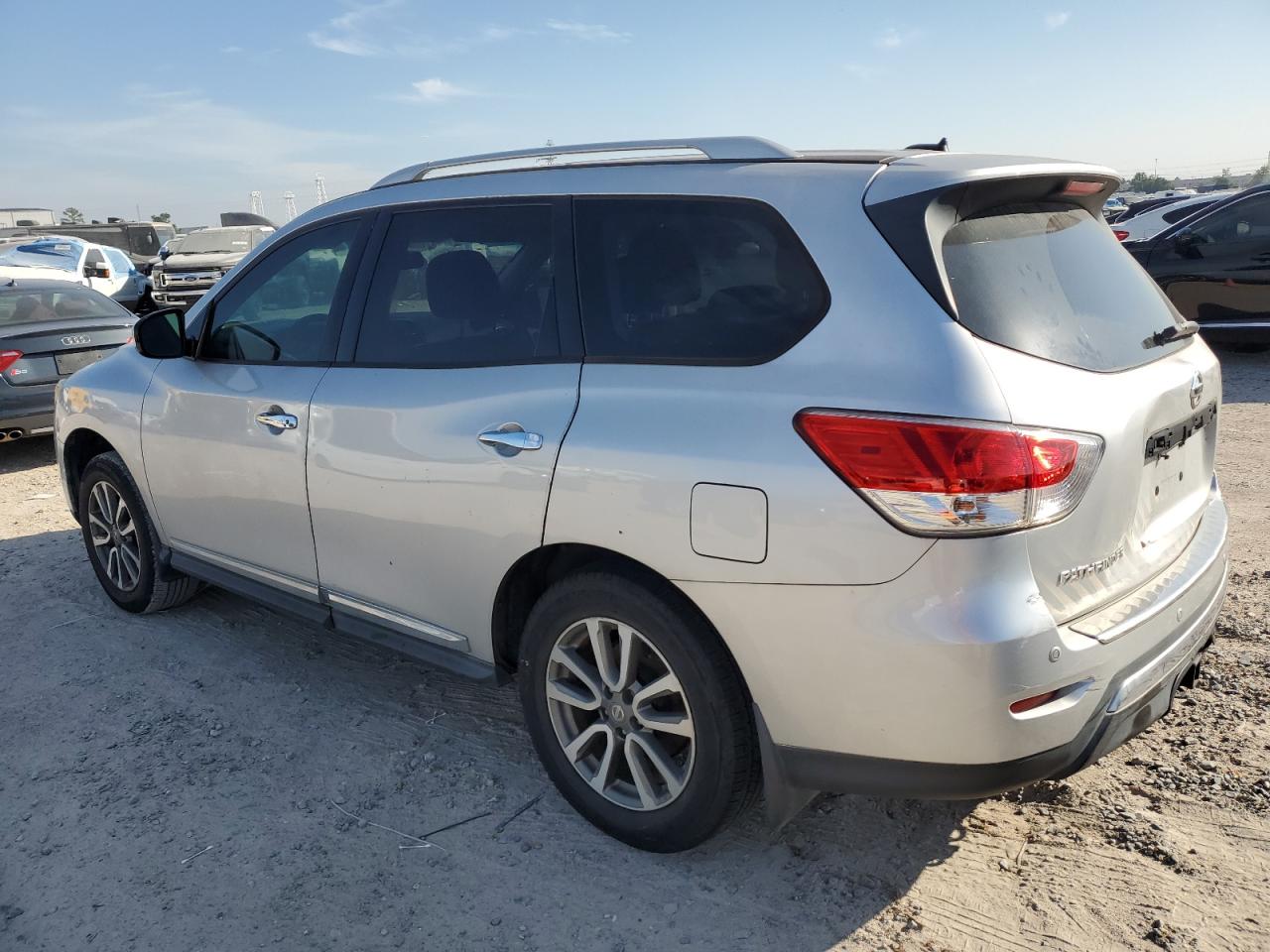2013 Nissan Pathfinder - Image 2