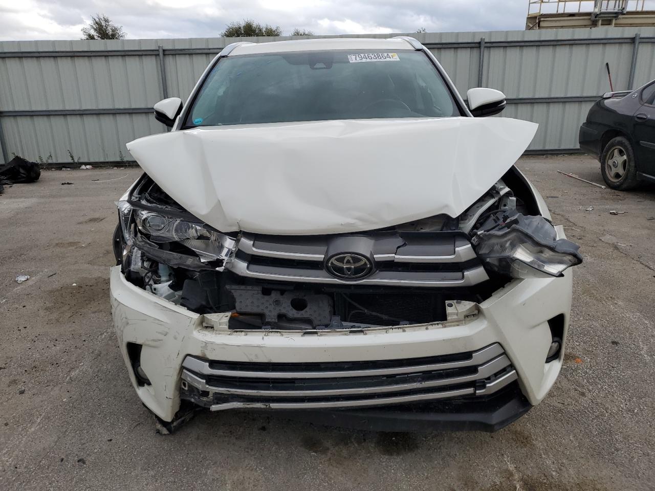 2017 Toyota Highlander - Image 5