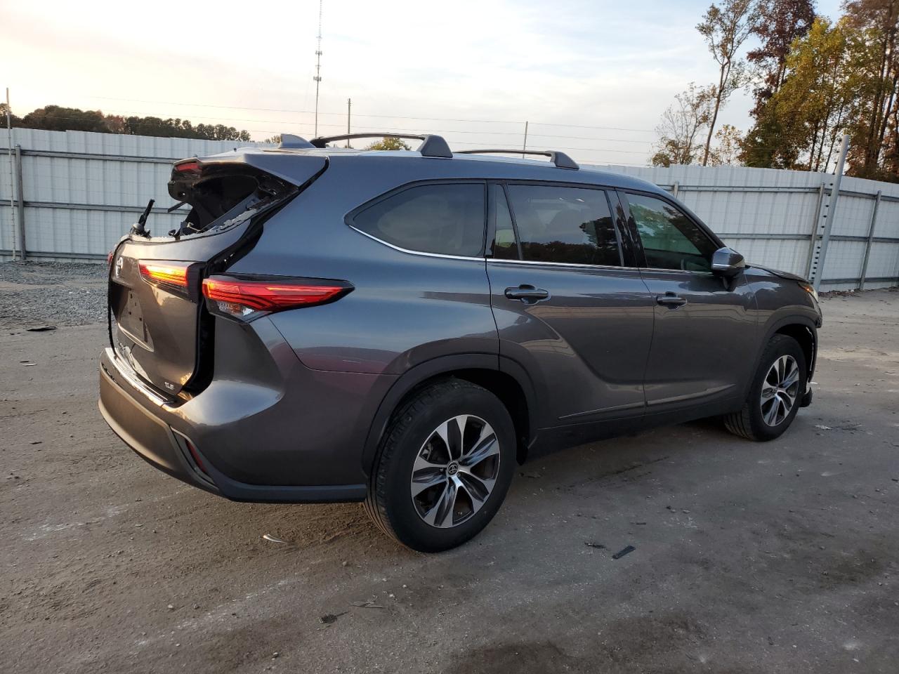 2022 Toyota Highlander - Image 3