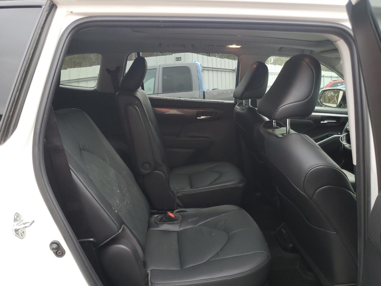 2022 Toyota Highlander - Image 11