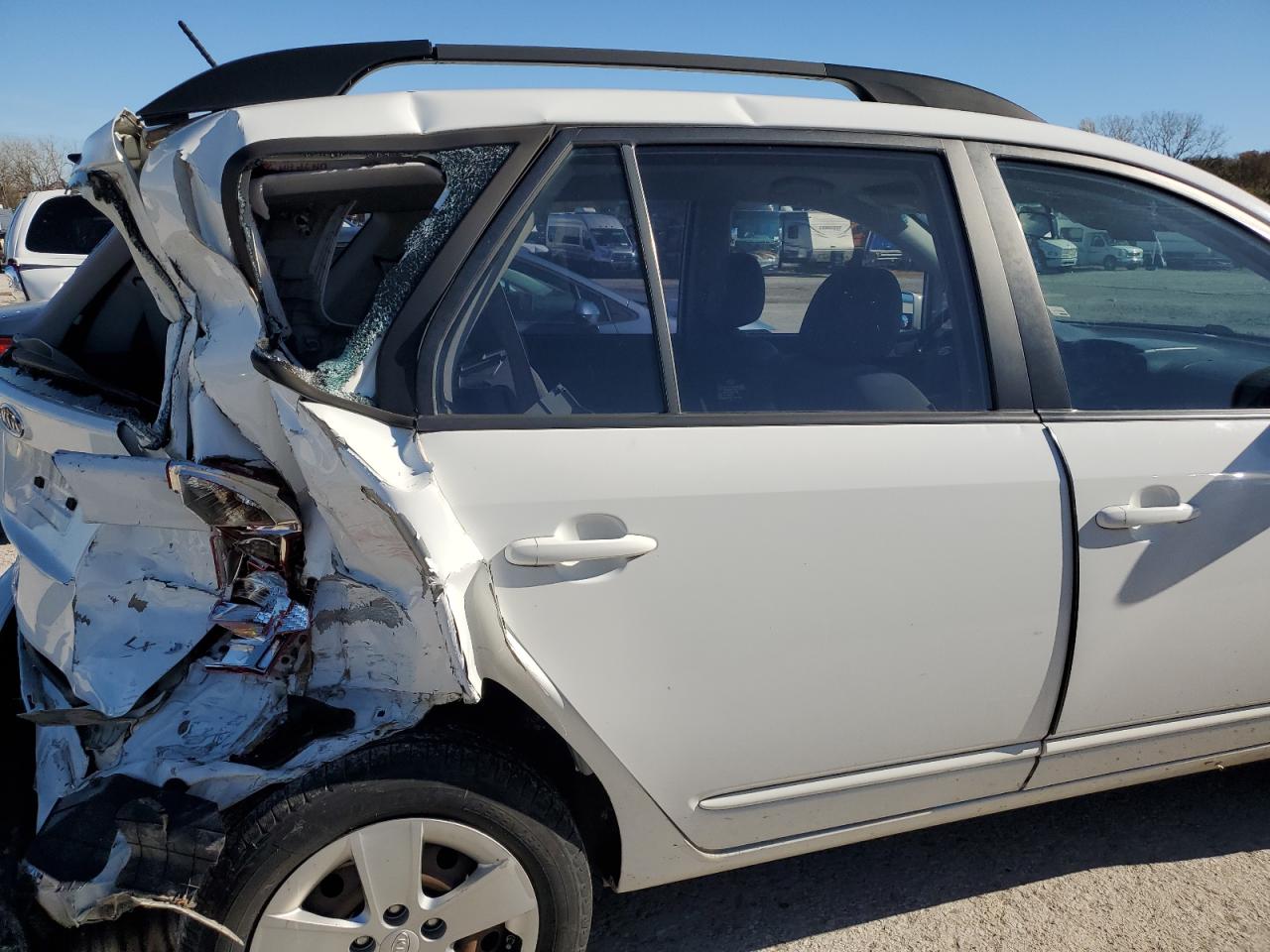 2009 Kia Rondo - Image 11