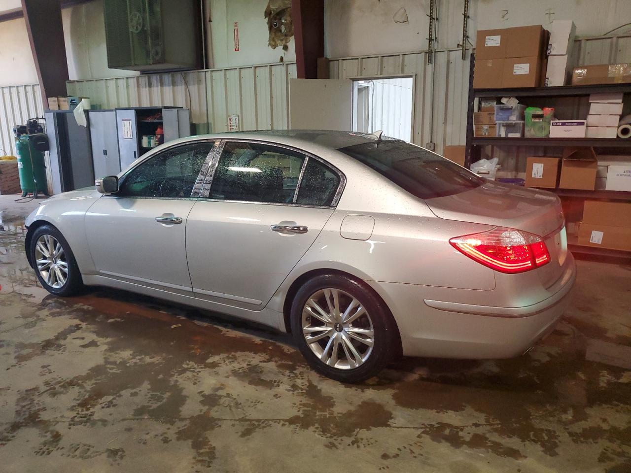2010 Hyundai Genesis - Image 2