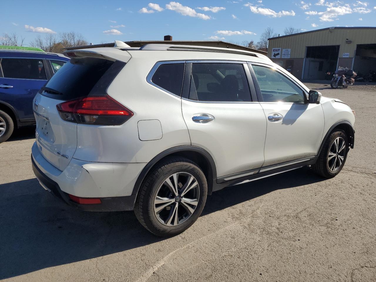 2017 Nissan Rogue - Image 3