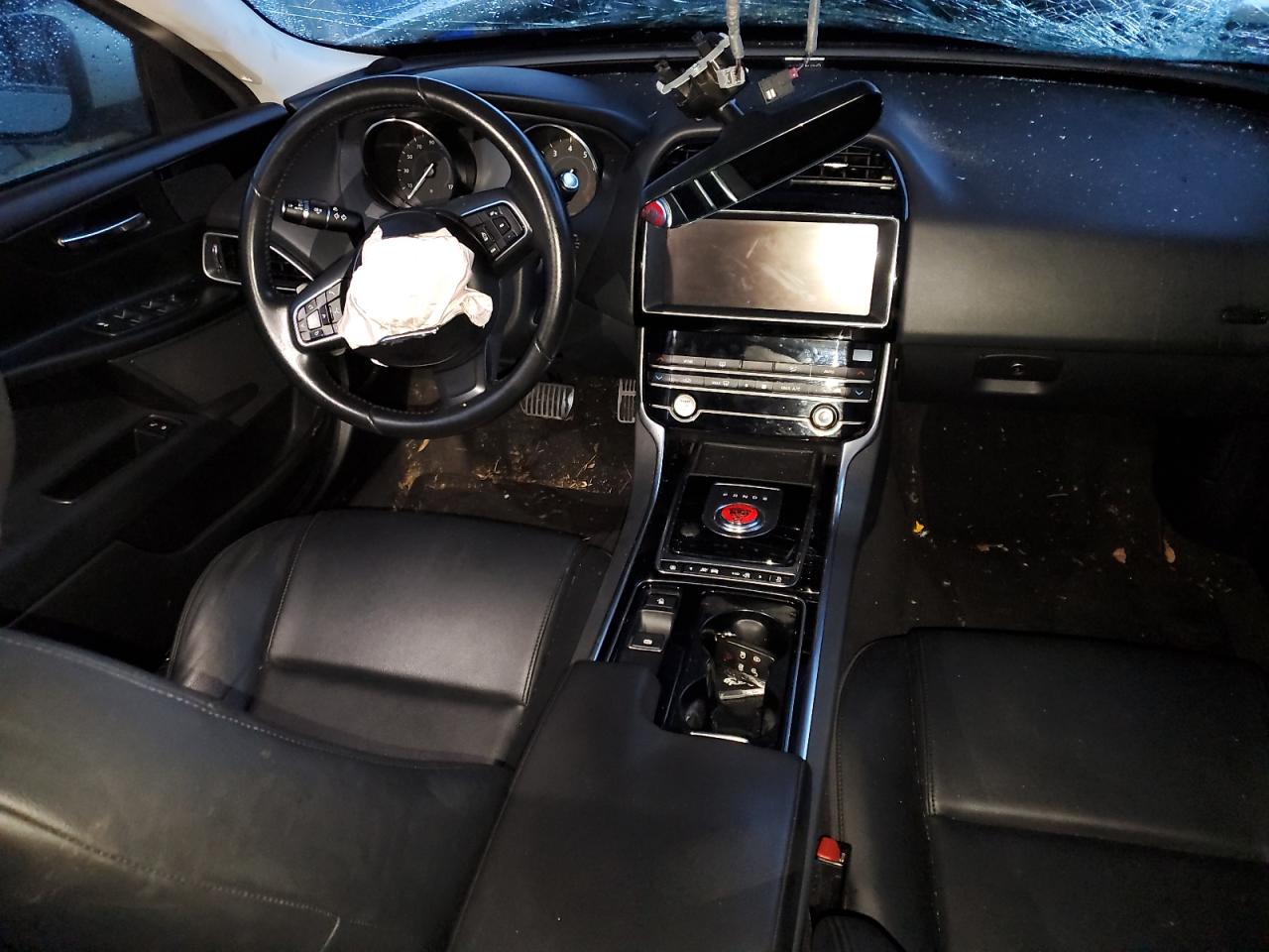 2019 Jaguar XE - Image 8