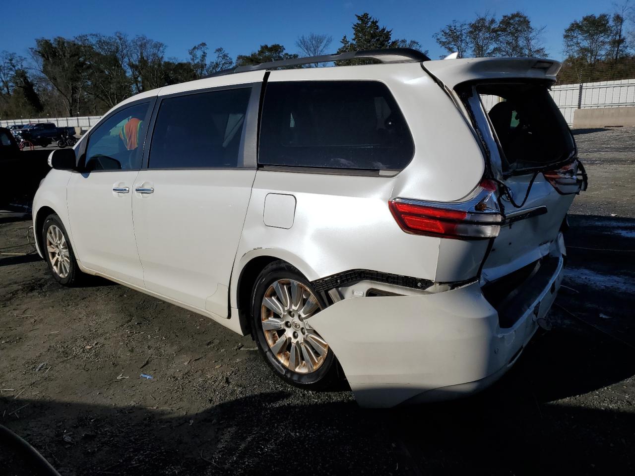 2015 Toyota Sienna - Image 2
