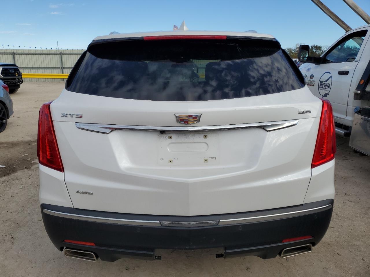 VIN 1GYKNDRS9HZ186242 2017 CADILLAC XT5 no.6