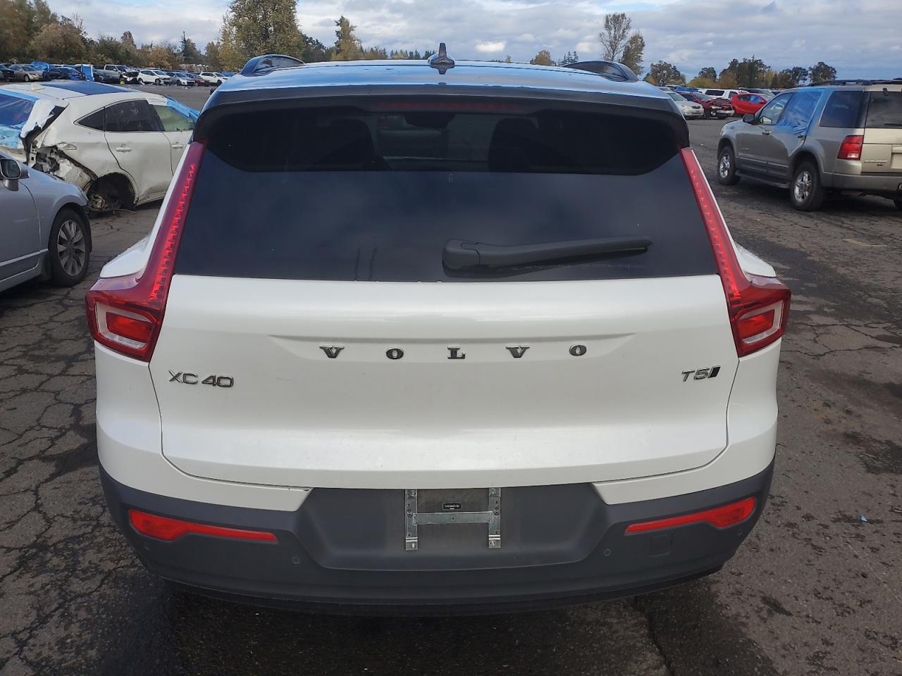 2021 Volvo Xc40 T5 R-Design VIN: YV4162UM6M2547969 Lot: 78743864