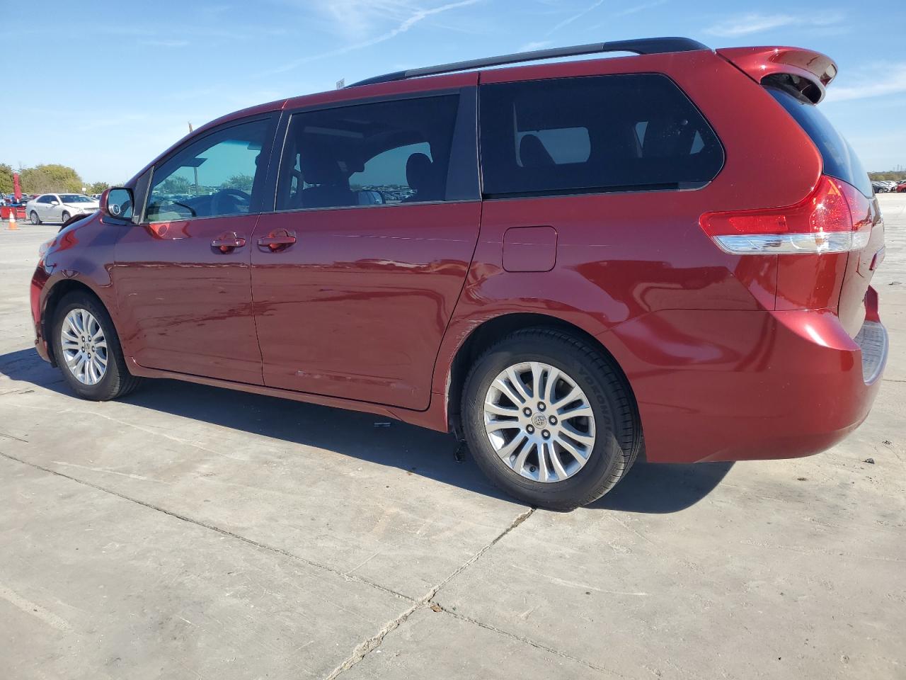 2011 Toyota Sienna - Image 2