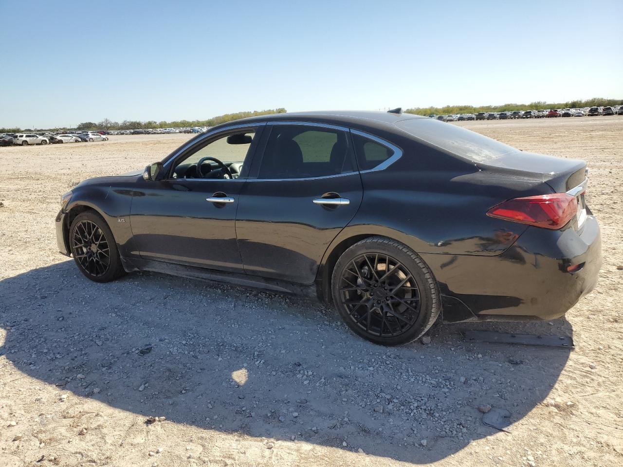2016 Infiniti Q70 - Image 2