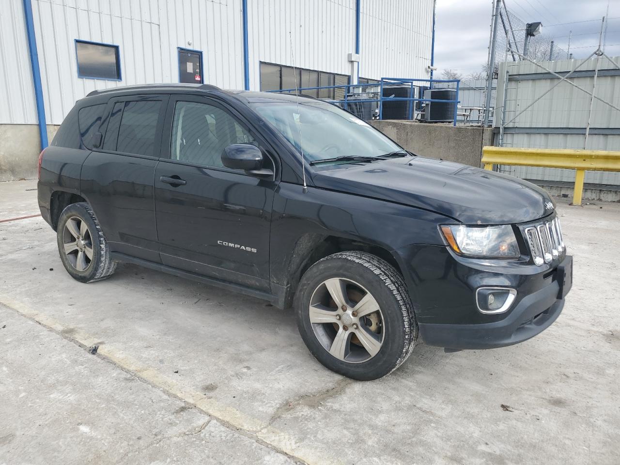 VIN 1C4NJDEB8HD177565 2017 JEEP COMPASS no.4