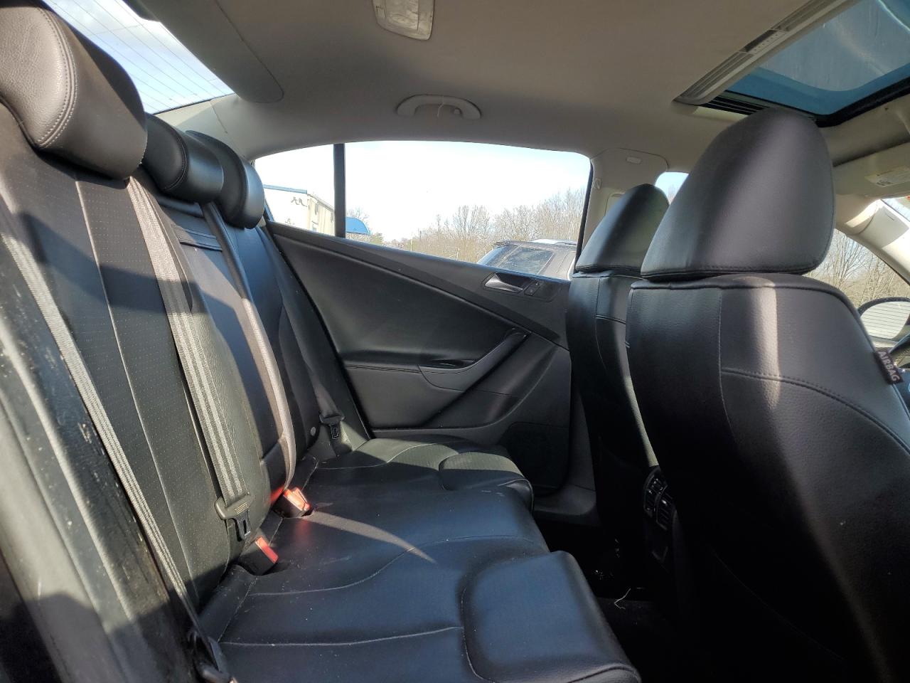 2010 Volkswagen Passat - Image 10