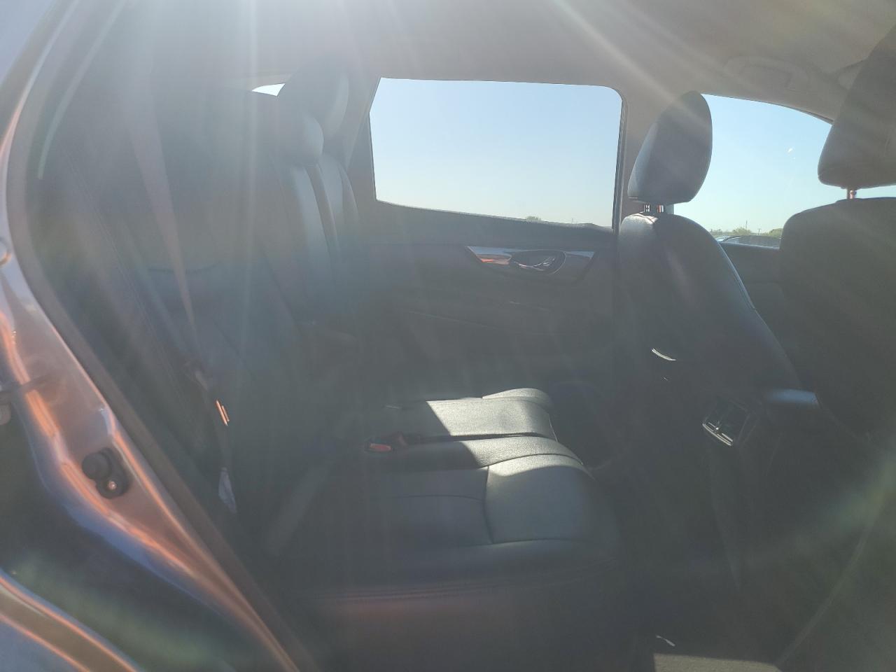 2018 Nissan Rogue - Image 11