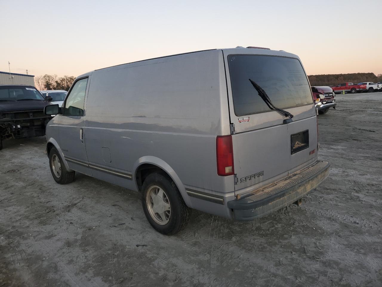 2000 GMC Safari - Image 2