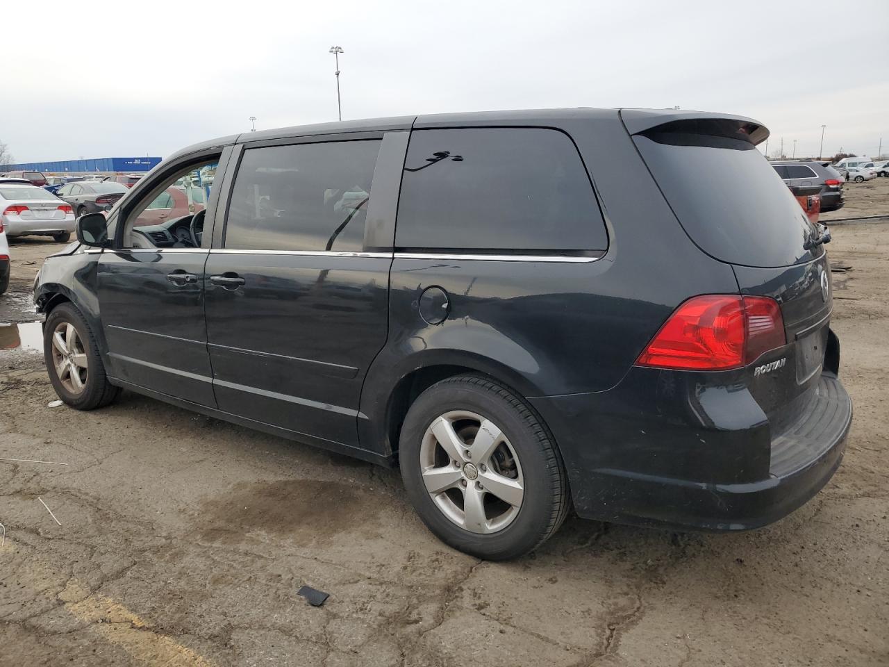2010 Volkswagen Routan - Image 2