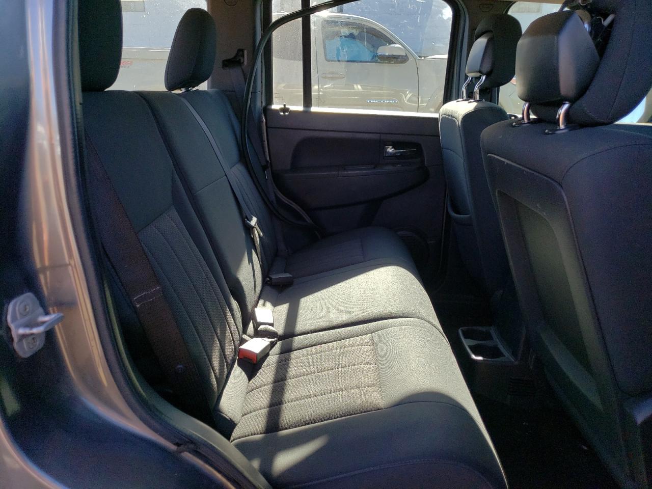 2012 Jeep Liberty (North America) - Image 11