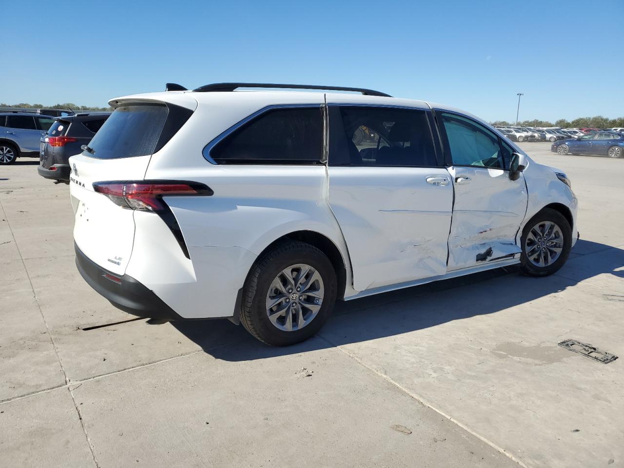 2021 Toyota Sienna - Image 3
