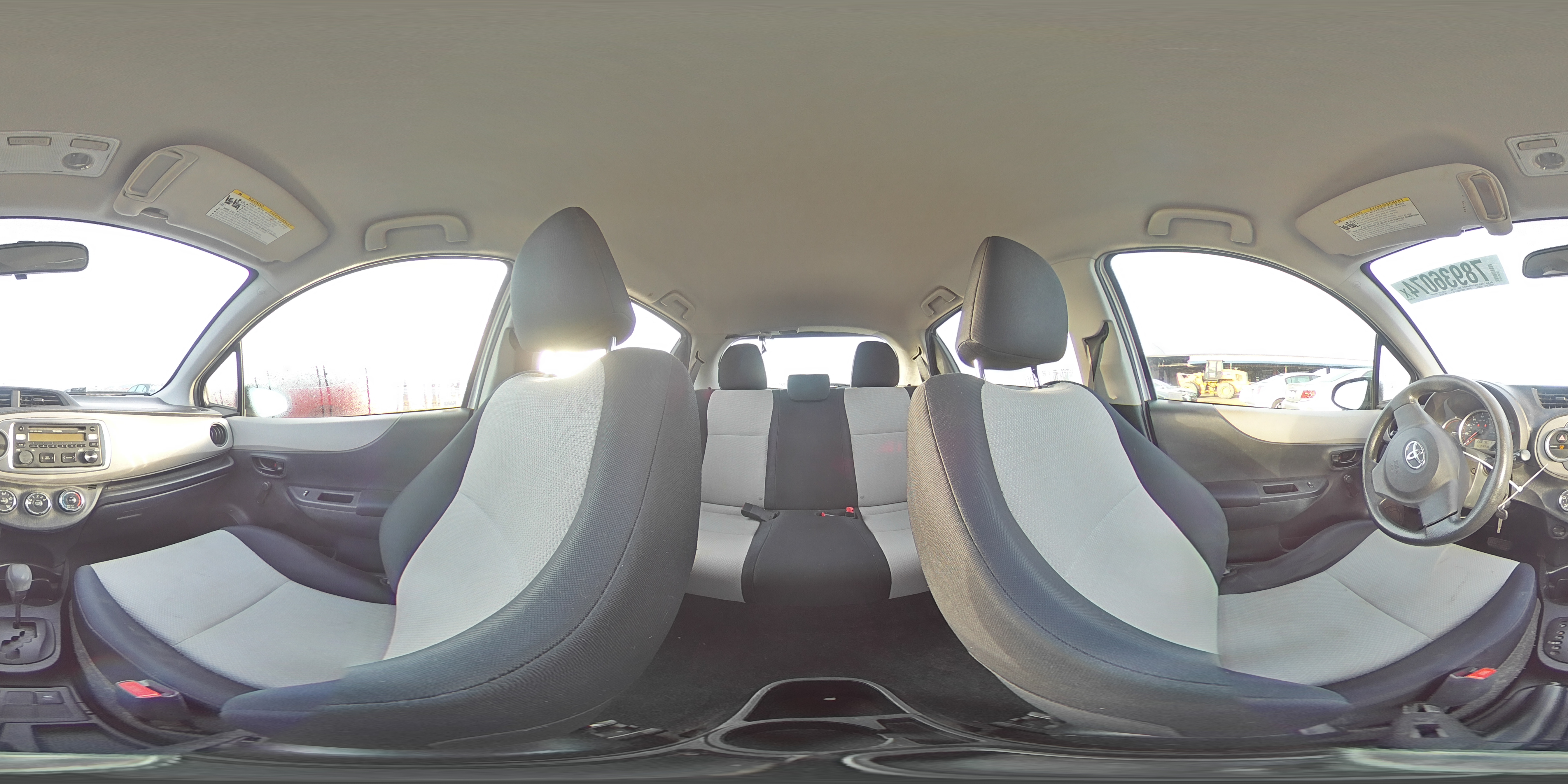 2012 Toyota Yaris - Image 13