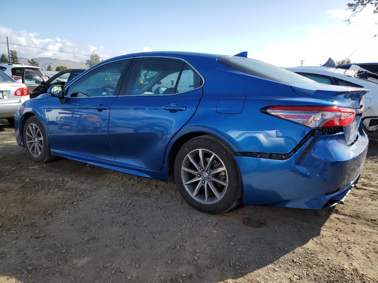 VIN 4T1B11HKXJU155257 2018 TOYOTA CAMRY no.2