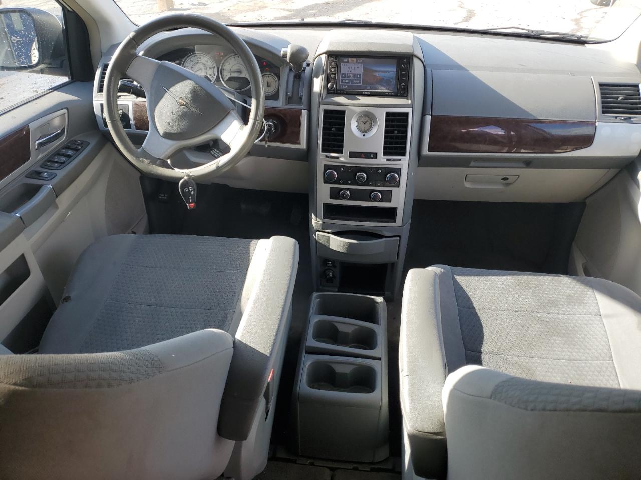 2010 Chrysler Town & Country - Image 8