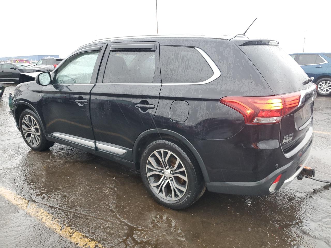 2016 Mitsubishi Outlander - Image 2