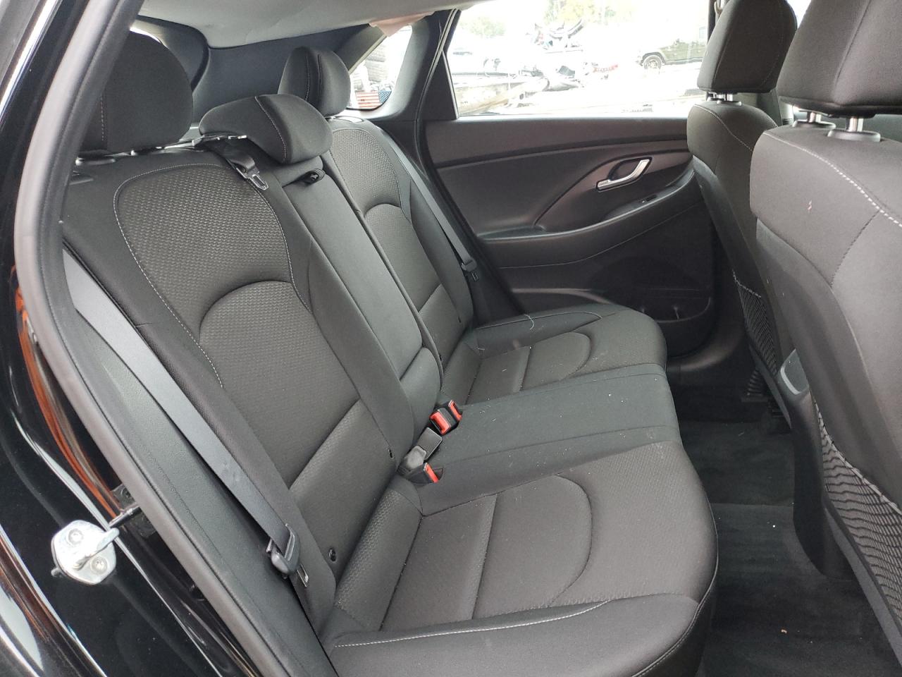 2018 Hyundai Elantra - Image 10