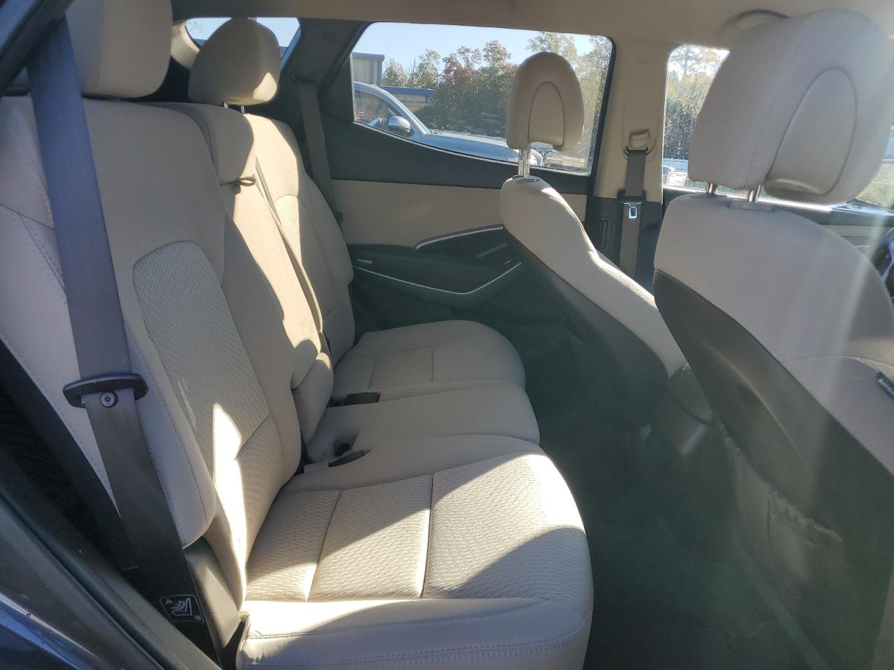 2016 Hyundai Santa Fe - Image 11