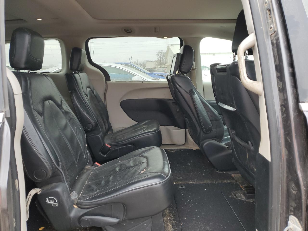2017 Chrysler Pacifica - Image 11
