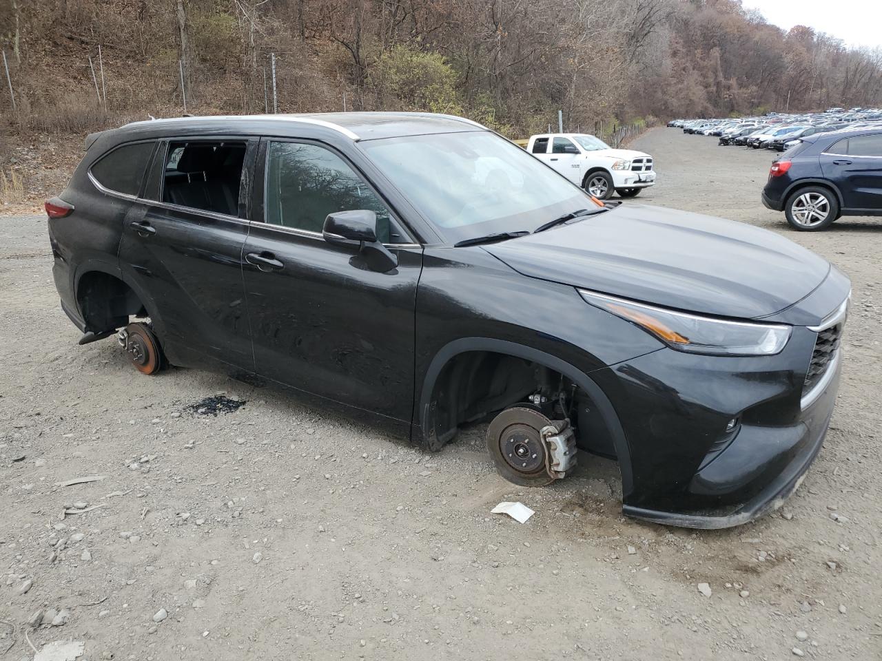 2022 Toyota Highlander - Image 4