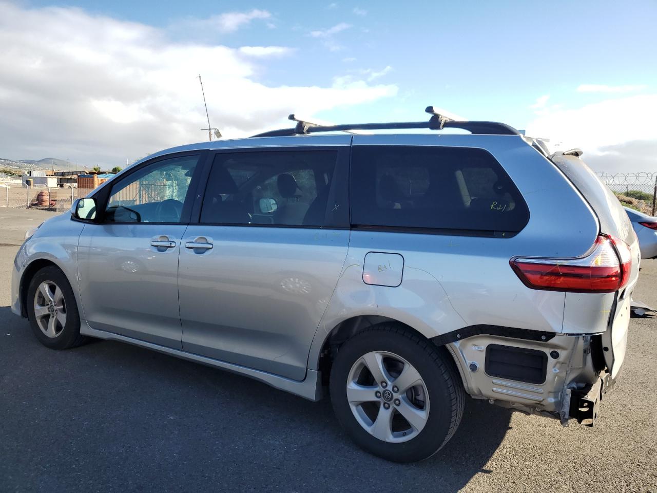 2019 Toyota Sienna - Image 2