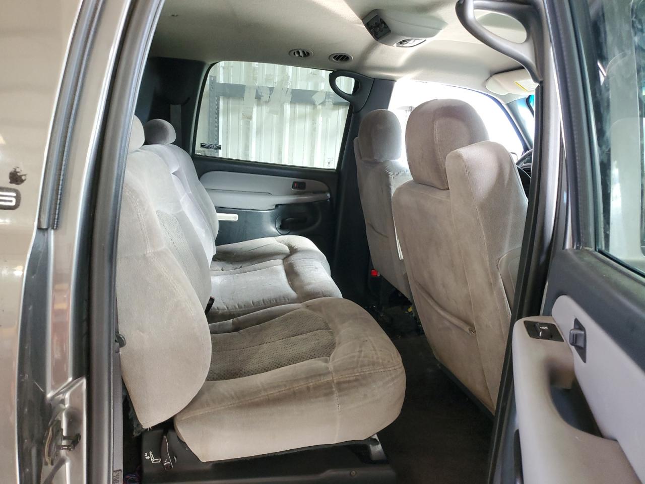 2001 Chevrolet Suburban - Image 11