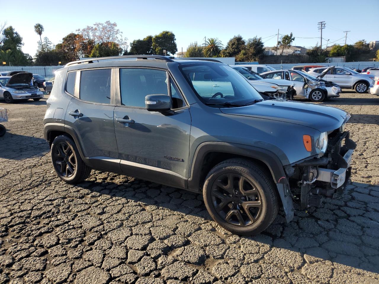 VIN ZACCJABH8JPH87570 2018 JEEP RENEGADE no.4