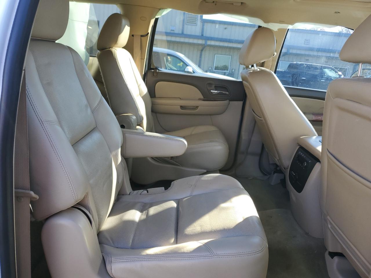 2011 Chevrolet Suburban - Image 11