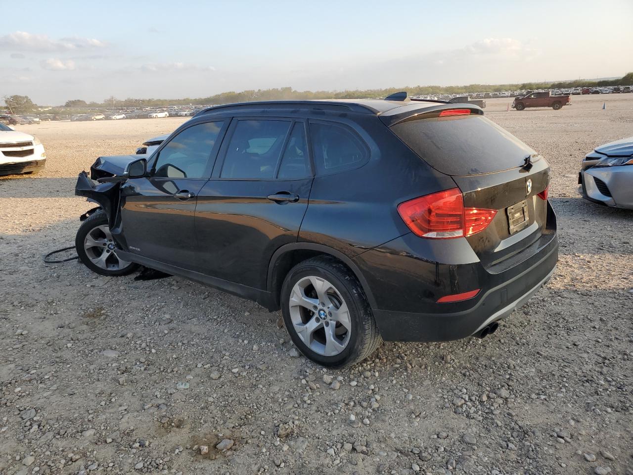 VIN WBAVM1C5XFV319440 2015 BMW X1 no.2