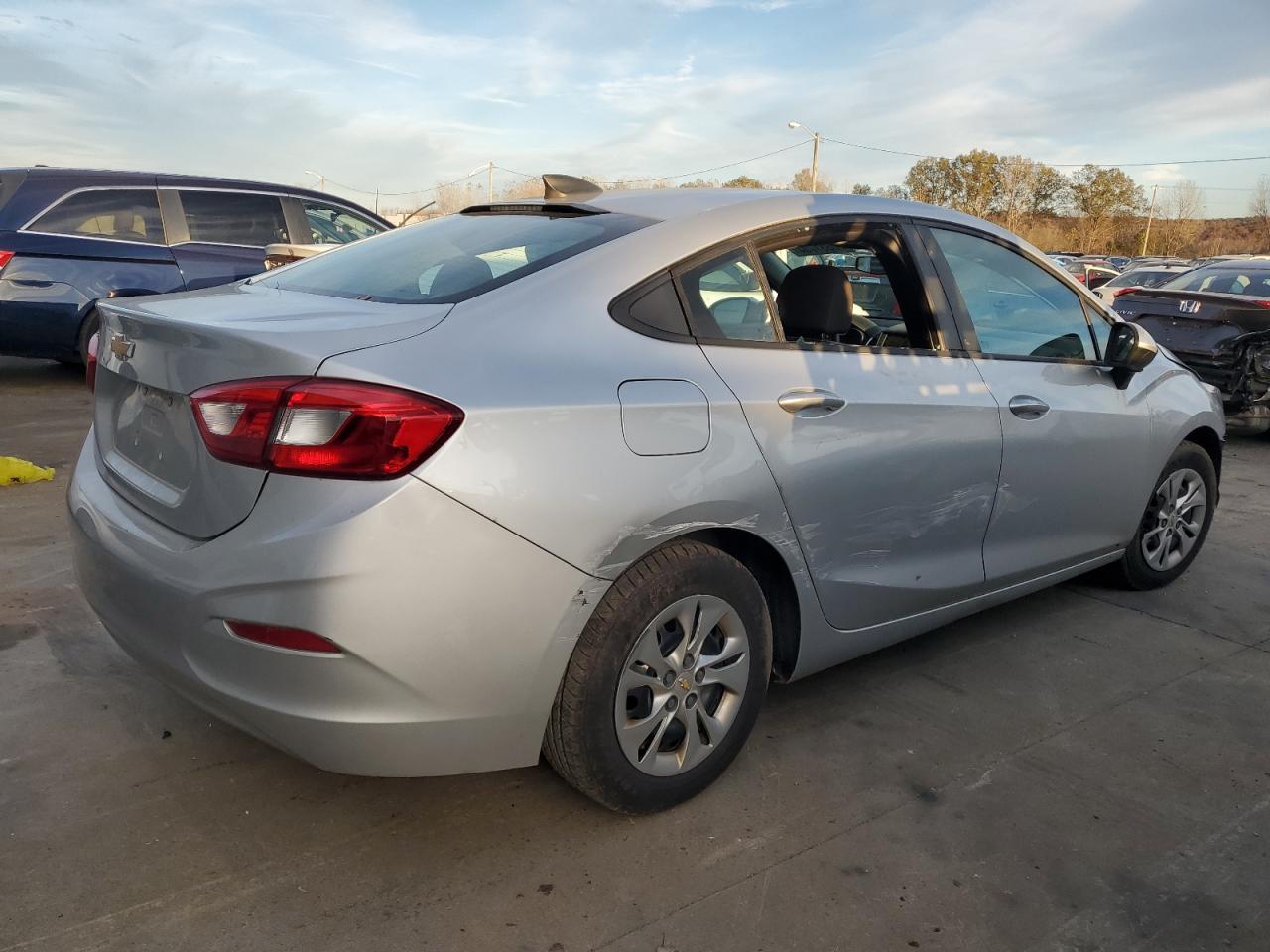 2019 Chevrolet Cruze - Image 3