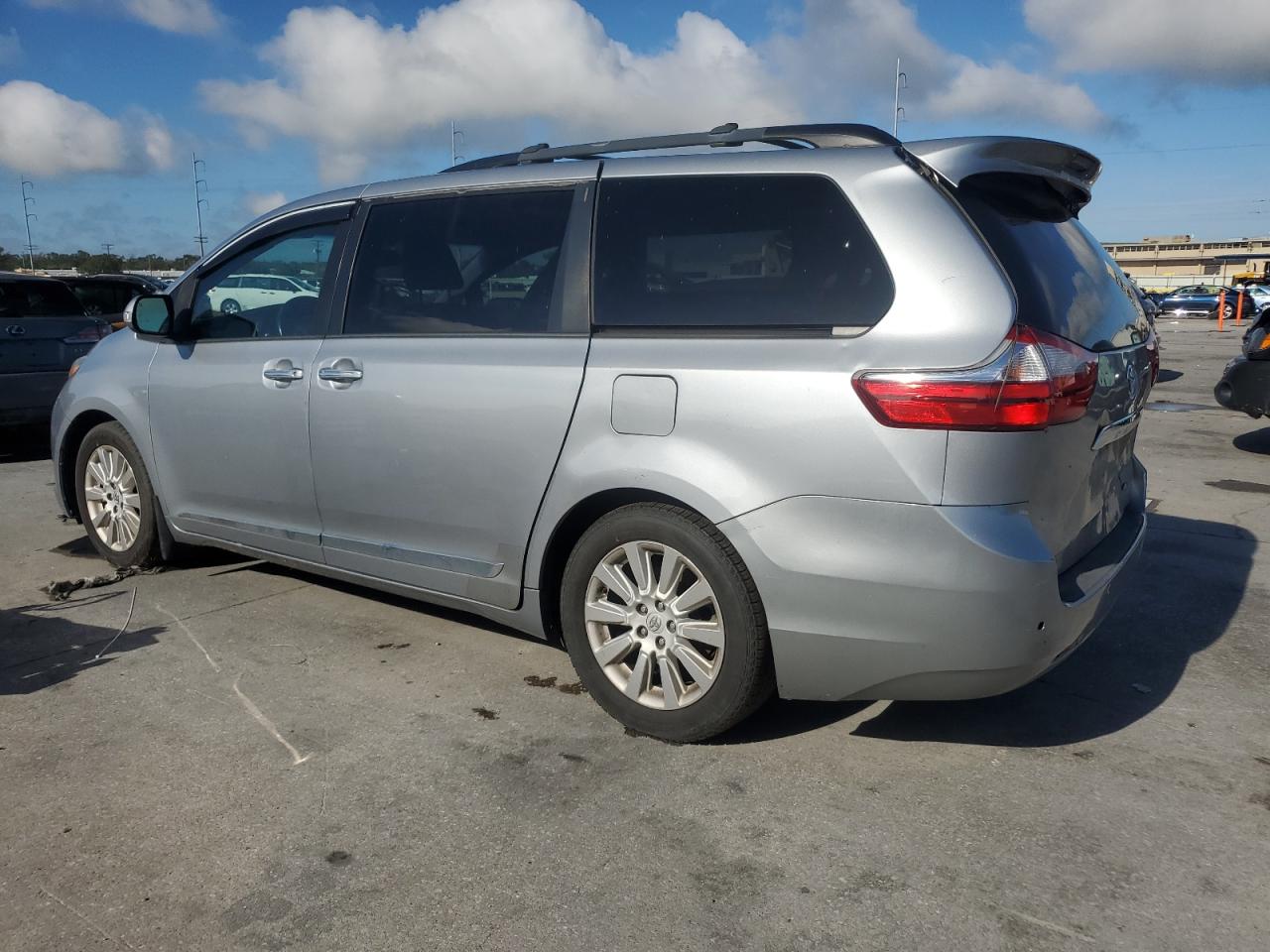 2015 Toyota Sienna - Image 2