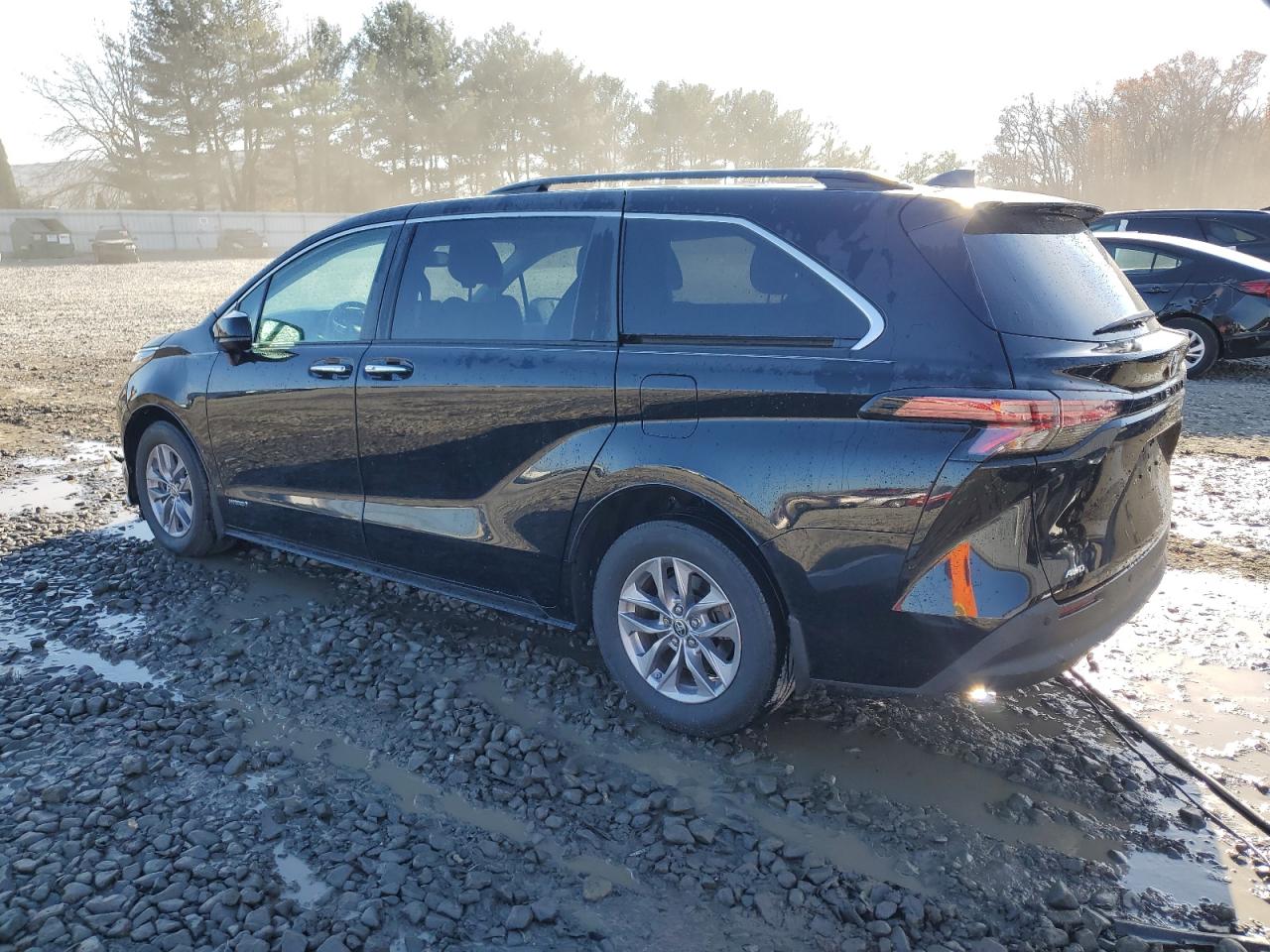 2021 Toyota Sienna - Image 2