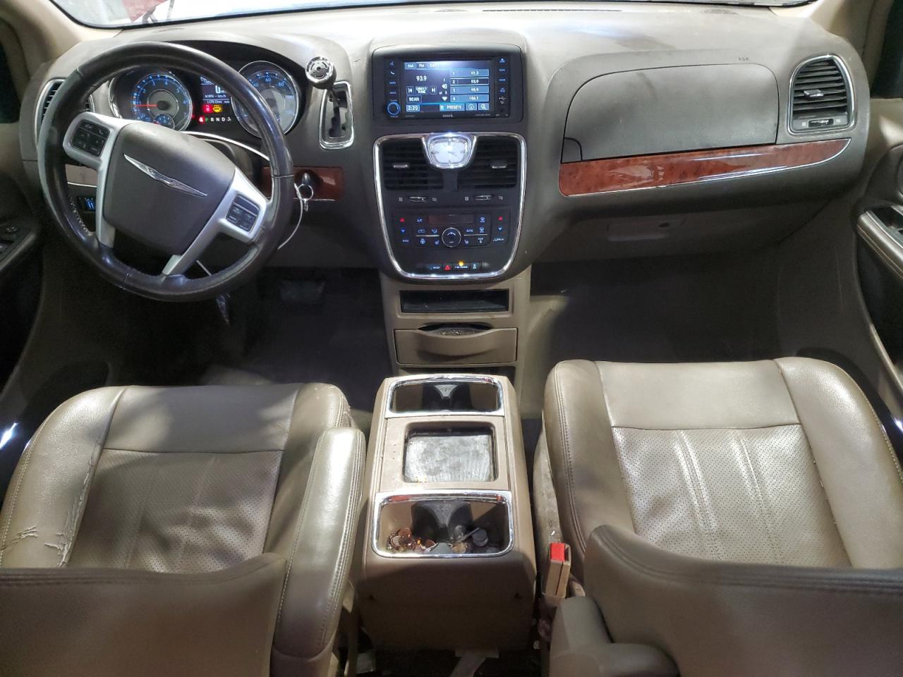 2014 Chrysler Town & Country - Image 8